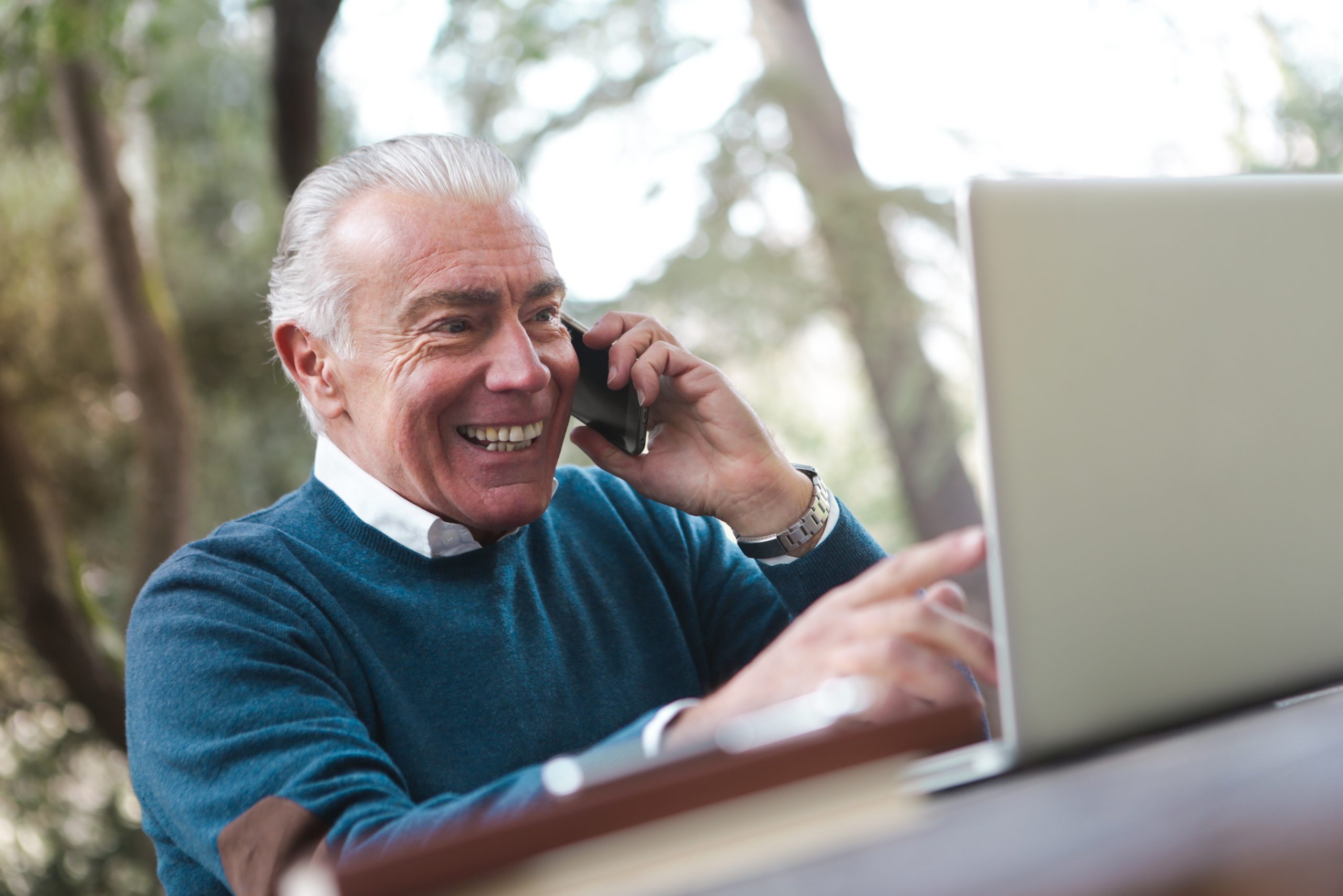 Какая поддержка пенсионеров. Фото улыбающегося пожилого мужчины. Пенсионер в водолазке.
