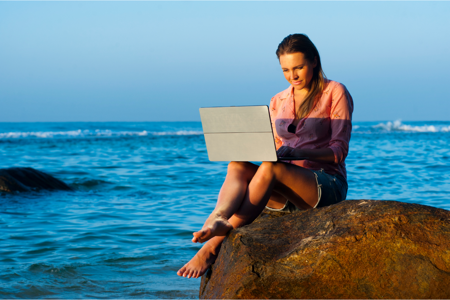 Человек с ноутбуком на море. Женщина с ноутбуком на природе. Девушка с ноутбуком на море. Девушка с ноутбуком на берегу моря. Управление из любой точки